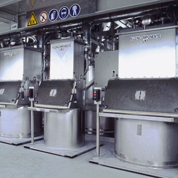 Mischungen können auch Komponenten in sehr geringen Dosierungen enthalten. Auch hierfür ist man bei Hoffmann Mineral ausgestattet. (Bild: Hoffmann Mineral)