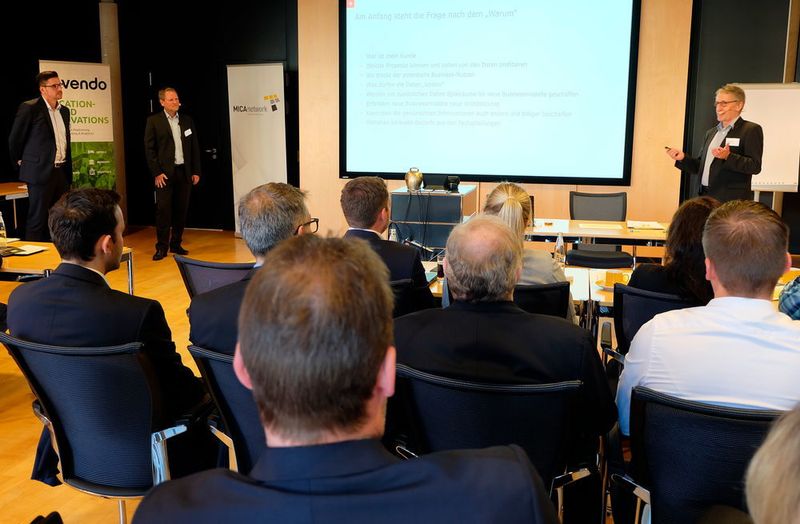 Smarte SAP-Lösungen zur Integration von Maschinen und globalem Asset Tracking, stellten Eric Rotzoll, Mario Lüdkebohle und Dries Guth von itelligence vor.  (Schreier)