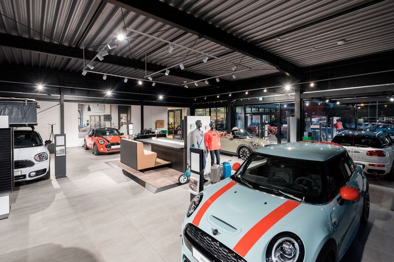 6 Mini- und 12 BMW-Fahrzeuge finden in den jeweiligen Showrooms Platz. (Linus Lintner Fotografie)