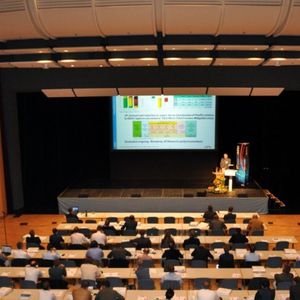 Die Hauptveranstaltung „Safety Up Date“ fand im großen Saal der Stadthalle in Aschaffenburg statt. Die Referenten aus Wirtschaft und Forschung informierten die Besucher umfassend über die neusten Systeme der passiven und aktiven Fahrzeugsicherheit.