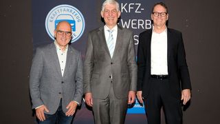 Die Spitze des hessischen Kfz-Gewerbes mit Präsident Michael Kraft (M.), Vizepräsident und Landesinnungsmeister Thorsten Krämer (l.) und Geschäftsführer Joachim Kuhn sind mit den ZVK-Beschlüssen nicht einverstanden.  (Bild: Zietz - VCG)
