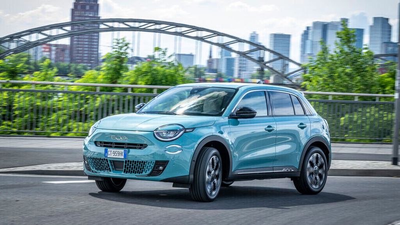 Den Fiat 600 gibt es nach dem Start als E-Version ab sofort auch mit Mild-Hybrid-Antrieb.(Bild:  Autoren-Union Mobilität/Stellantis)