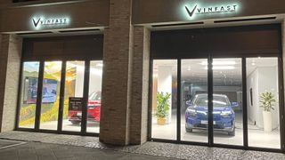 Keine Kunden, weder drinnen noch draußen: Der einstige Vinfast-Store in Köln war gut gelegen, doch Interessenten kamen kaum. Anderen Marken ohne funktionierendes Marketing ging es mit ihren Stores ähnlich. (Bild: Grimm – VCG)