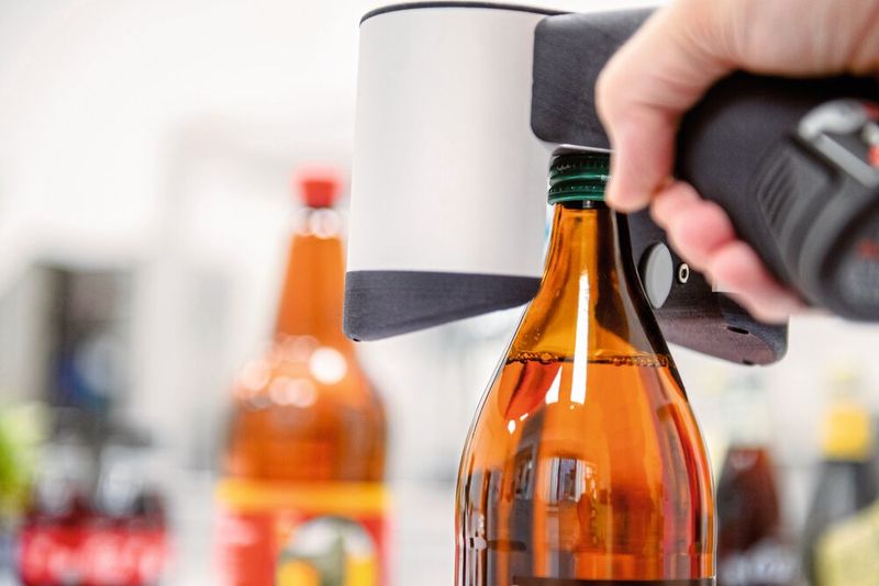 Kein Loch mehr nötig: Das neue Verfahren funktioniert optisch, die Flasche bleibt bei der Messung intakt.
