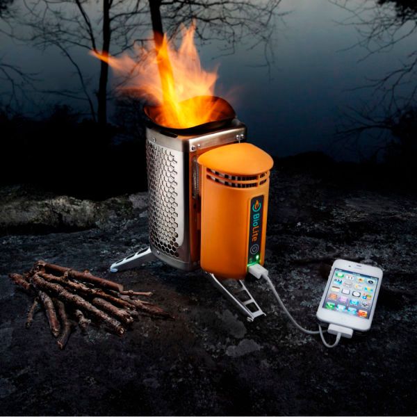 Was hilft an kalten Tagen besser, als eine warme Suppe? Nichts! Mit dem Biolight Campingkocher wird die Suppe nun überall warm! Er verwendet Holz und andere Brennstoffe aus Biomasse. Da der Verbrennungsprozess Energie erzeugt, wird ein Teil der Wärme in Strom umgewandelt, so dass Geräte wie Smartphones oder Digitalkameras aufgeladen werden können. Zudem verfügt der Kocher über einen batteriebetriebenen Ventilator um das Feuer anzuheizen! Bei www.sowaswillichauch.de kostet das Gerät 149,75 Euro. (Bild: www.sowaswillichauch.de)