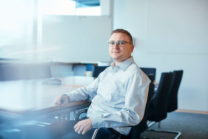 Steve Schoner, Strategic Product Marketing Manager für Industrielösungen bei Genua: „Statt proprietäre Protokolle über Netzgrenzen hinweg umzuwandeln und sich damit beschäftigen zu müssen, wie Daten in Netzwerken oder Anwendungsschichten ausgetauscht werden, kann mit OPC UA ein einziges Protokoll verwendet werden, vom Sensor bis in die Cloud.“ (Bild: Genua)