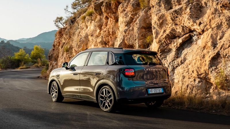 Die leicht erhöhte Karosserie und die Robustbeplankung verleihen dem B03X eine SUV-ige Aura. (Bild: Leapmotor)