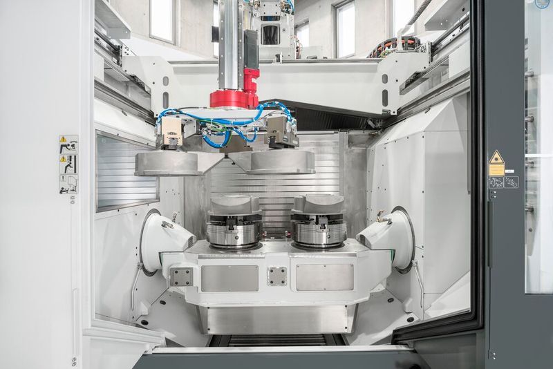 Bereit für den Livebetrieb beim effizienten Werkstückhandling an einer FZ 19 S mill turn: Die neue Variocell System mit Gantry Bot für präzise und hochflexible Portalbeladung. (Bild: Chiron)
