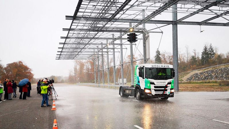 Neu auf der Teststrecke in St. Valentin: eine 100 Meter lange Beregnungsanlage. Neu auf der Teststrecke in St. Valentin: eine 100 Meter lange Beregnungsanlage.
