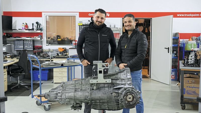 Geschäftsführer Tolga Kutlu (links) und Mehmet Yildirim haben sich in den letzten Jahren zu deutschlandweit gefragten Experten für die Doppelkupplungsgetriebe des VW-Konzerns entwickelt.(Bild:  Rosenow – VCG)