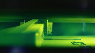 Mit dem neuen 3D-Drucker in der Arena 2036 fertigt Mark Becker zunächst einfache Testbauteile und wagt sich dann an das nächst-komplexere Bauteil heran. Mit der Zeit findet er so die optimalen Prozessparameter – und trainiert nebenher das KI-Modell. (Bild: Fraunhofer IPA)