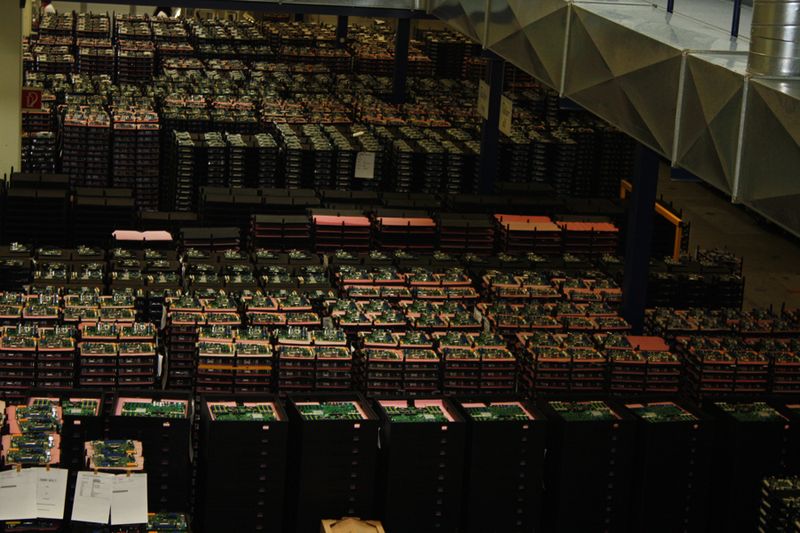 Die fertigen Boards stehen am Ende der Produktionshalle gestapelt. (Archiv: Vogel Business Media)