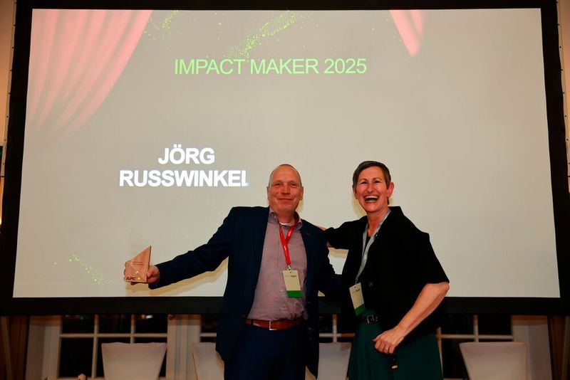 Jörg Russwinkel wurde von Karin Hernik zum IMPACT Maker 2025 gekürt (beide APC). (Bild: Schneider Electric)