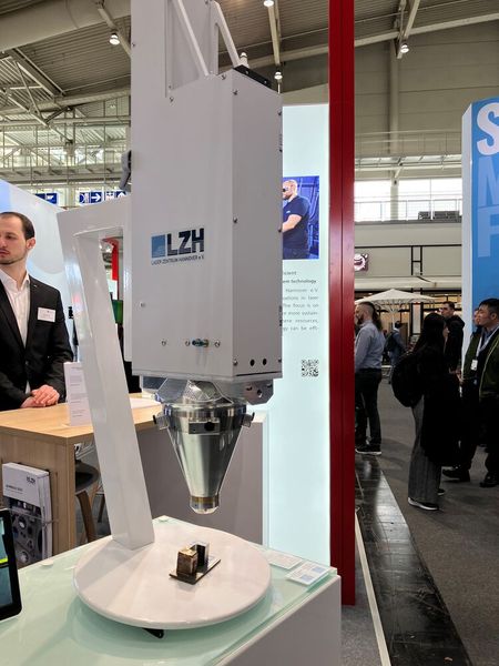 Mitarbeiter am LZH haben einen koaxialen Mehrdiodenlaser-Bearbeitungskopf für das Laserauftragsschweißen entwickelt. (Bild: Juliana Pfeiffer/VCG)