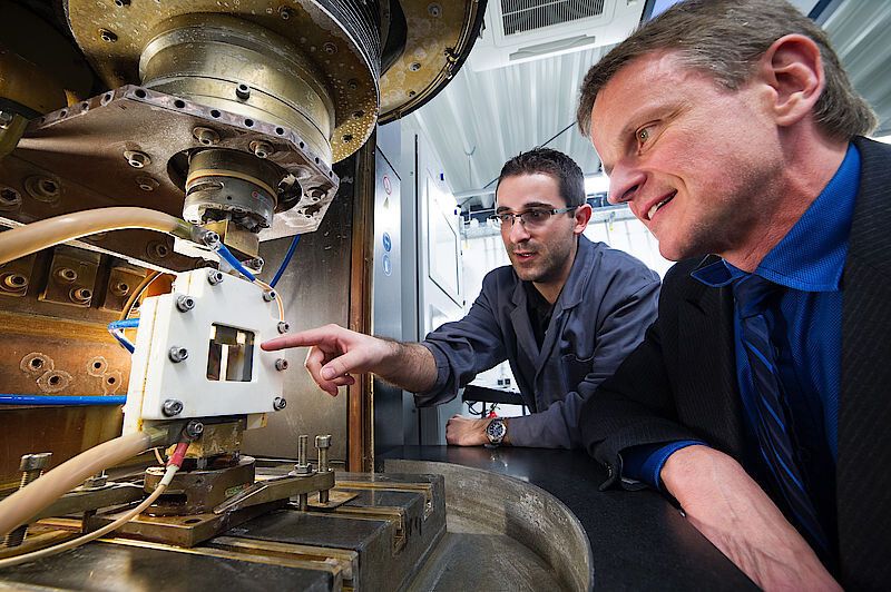 An der Saar-Uni forschen Ingenieure in unterschiedlichen Bereichen: Prof. Dirk Bähre (r.) und Dipl.-Ing. Olivier Weber arbeiten zum Beispiel an einem Verfahren, das es ermöglicht, maßgefertigte Metall-Bauteile in großer Zahl günstig herzustellen. (Oliver Dietze, Universität Saarland)