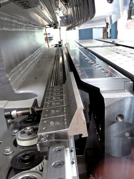 Die P2Xe von Salvagnini ist ein kompaktes Hybrid-Biegezentrum. Insbesondere besticht die Maschine durch ihr perfektes Gleichgewicht von Energieverbrauch, Platzbedarf, Produktivität und Flexibilität. (Bild: Kuhn)