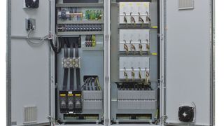 Durch den Einsatz von NESSY für existierende Ortsnetztransformatoren wird die Netzspannung dauerhaft innerhalb des Toleranzbands von ±10 % gehalten. (Bilder: Ruhstrat)