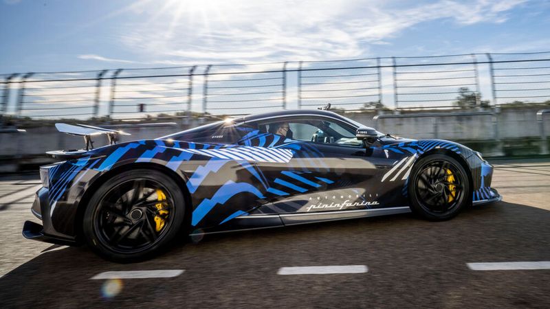 Das Fahrzeug lässt sich leicht auf Kurs halten. (Bild: Pininfarina)