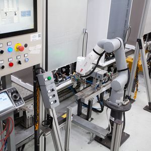 Der Erfolg dieses Projekts veranlasste Electrolux und ABB, weitere Möglichkeiten für die Automatisierung auszuloten. Schon bald richtete sich die Aufmerksamkeit auf eine bestehende elektrische Prüfstation – und in diese den leistungsstarken ABB-Cobot GoFa zu integrieren.(Bild:  ABB/Electrolux)