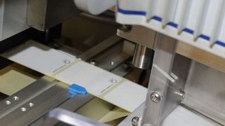 Herma bietet laseraktivierbare Etiketten jetzt auch für den Pharmabereich an. Bild: Herma (Archiv: Vogel Business Media)