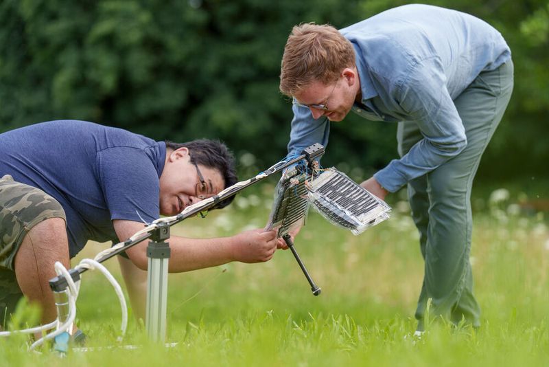 Wie bei Mensch und Tier sorgen auch beim Roboterbein ein Streck- und ein Beugemuskel dafür, dass Bewegungen in beide Richtungen möglich sind. Diese elektrohydraulischen Aktuatoren, die die Forscher HASELs nennen, sind über Sehnen am Skelett befestigt. (Bild: MPI für Intelligente Systeme/Wolfram Scheible)