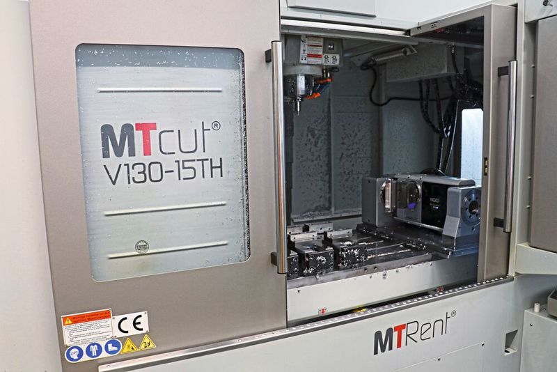 Die neue MTcut V130 ist ein 3-Achs-Vertikalbearbeitungszentrum, das Orlik mit  einem CNC-Dreh-Schwenk-Tisch von pL Lehmann für maximale Vielseitigkeit ergänzen liess.  (Bild: pL Lehmann)