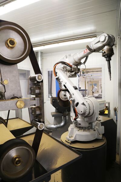 Roboter greift das Werkstück und führt es den einzelnen Bearbeitungsstationen zu. (SHL)