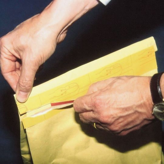 Durch die Integration handhabungsfreundlicher Aufreißfäden oder das individuelle Bedrucken lassen sich die Sackverschlussstreifen an ihren jeweiligen Anwendungsfall anpassen. Durch die Integration handhabungsfreundlicher Aufreißfäden oder das individuelle Bedrucken lassen sich die Sackverschlussstreifen an ihren jeweiligen Anwendungsfall anpassen.