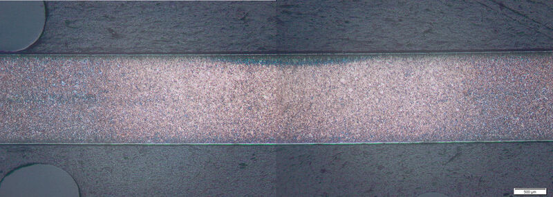 Querschnitt (links) und Oberflächenstruktur (rechts) eines hochfesten Stahlblechs (22MnB5) nach beidseitiger Laserbestrahlung mit 15 m/min Vorschubgeschwindigkeit. Die vollständige Durchwärmung des Blechs und das homogene, angelassene Gefüge sind deutlich zu sehen. (Fraunhofer ILT)