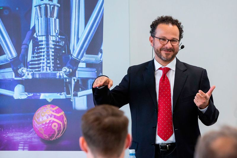 Dr. Luis Pedrero Ojeda, Fraunhofer IWS, druckt im Aerosol-Prozess 3D-Mikroantennen direkt auf den Chip für Hochfrequenz-Anwendungen.  (Bild: Stefan Bausewein)