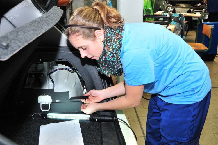 Julia Bibow aus Schleswig-Holstein prüft, warum das Rücklicht des Opel Corsa nicht richtig funktioniert. Hier war ein Massefehler aufzuspüren. (Foto: Schmidt)