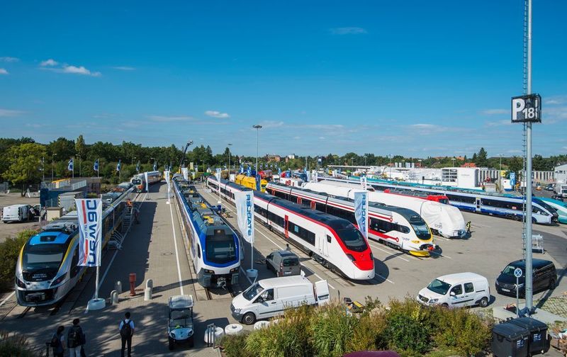 Auf dem Frei- und Gleisgelände zeigen internationale Hersteller 123 der neuesten Fahrzeuge. (Messe Berlin)