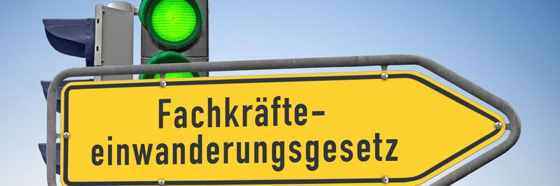 Das Fachkräfteeinwanderungsgesetz von 2020 wurde überarbeitet. Die Novellierung soll voraussichtlich ab Herbst 2023 greifen. Das Fachkräfteeinwanderungsgesetz von 2020 wurde überarbeitet. Die Novellierung soll voraussichtlich ab Herbst 2023 greifen.