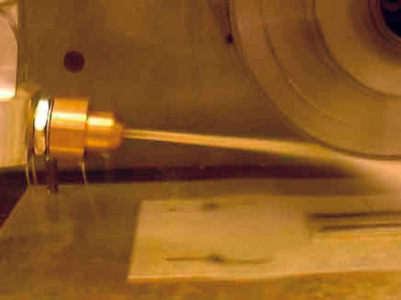 Bild 1: Kohärenter Kühlschmierstoff-Strahl bei 45 bar und 100 m/s Austrittsgeschwindigkeit. (Archiv: Vogel Business Media)