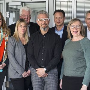 Die Jury des Vertriebs Awards: (v. li.) Ina Berger, CG Car-Garantie Versicherungs-AG, Julia Mauritz, Redaktion »kfz-betrieb«, Joachim von Maltzan, Redaktion »kfz-betrieb«, Marc Kappes, Santander Consumer Bank AG, Jascha Bräuer, Santander Consumer Bank AG, Silvia Lulei, Chefredakteurin »Gebrauchtwagen-Praxis«, und Wolfgang Michel, Chefredakteur »kfz-betrieb«.(Bild:  J. Untch / Vogel Communications Group GmbH & Co. KG)