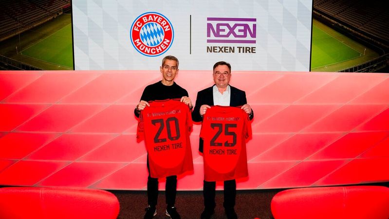 Dr. Michael Diederich, stellvertretender Vorstandsvorsitzender des FC Bayern München (links), und Peter Gulow, Vice President Europe Central & East bei Nexen Tire, bei der Vertragsunterzeichnung am 11. Dezember 2024. (Bild:  Markus Weise)