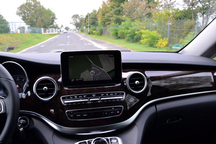 Das mercedestypische Comand-System ist auch in der V-Klasse das Bedienkonzept für die Navigation… (Foto: Michel)