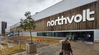 Der insolvente schwedische Batteriehersteller kann vielleicht bald aufatmen. Denn jetzt wurde gemeldet, dass es ein erstes Übernahmeangebot gibt ... (Bild: Northvolt)