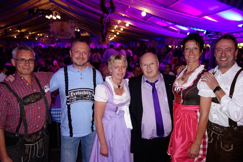 Auf weitere erfolgreiche IT-Jahre für die Wortmann! (v. l.) Andreas Bökemeyer, Volker Kaps, Gaby und Siegbert Wortmann, Elke und Tom Knicker. (Bild: IT-BUSINESS)