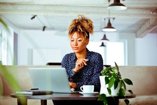 Mit Beginn der Corona-Pandemie haben sich die Umstände verändert: Heute hat das mobile Arbeiten einen viel höheren Stellenwert. Damit einher gehen aber auch Herausforderungen wie der sichere Zugriff auf Systeme und Daten zum Beispiel. (Bild:  Getty Images)