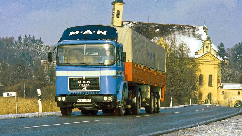 Im Laufe der Siebzigerjahre kam das weiterentwickelte Fahrerhausmodell F8 auf den Markt. Das Modell verfügte über elektrische Fensterheber und einen Essensbehälter mit Kühlbox. Ab 1979 wurden textile Seiten- und Rückwandverkleidungen, ein Kleiderschrank mit Schiebetüren und beheizbare, hydraulisch gedämpfte Sitze als Sonderausstattung angeboten. Für eine bessere Aerodynamik und zur Senkung des Verbrauchs setzte MAN einen Dachspoiler auf das Fahrerhaus. (Bild: MAN)