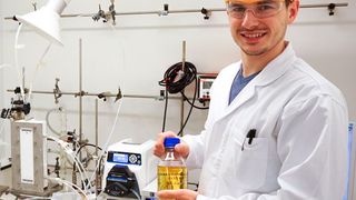 Mithilfe eines Wasser-Elektrolyseurs ist es Wissenschaftlern der Aachener Verfahrenstechnik (AVT) gelungen, Itaconsäure aus Fermentationslösung (gelbe Flüssigkeit) elektrochemisch aufzureinigen. (Synergie, AVT/RWTH Aachen)