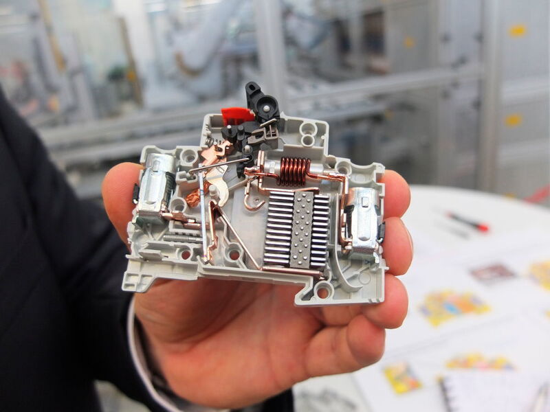 Die Produktion von Sicherungsautomaten für Niederspannungsanwendungen (MCB; Miniature Circuit Breakers) wird in Zukunft durch hohe Anforderungen an die Flexibilität der Anlage geprägt sein, ist die Geschäftsführung von ABB Stotz-Kontakt sicher. (U. Drescher/konstruktionspraixs)