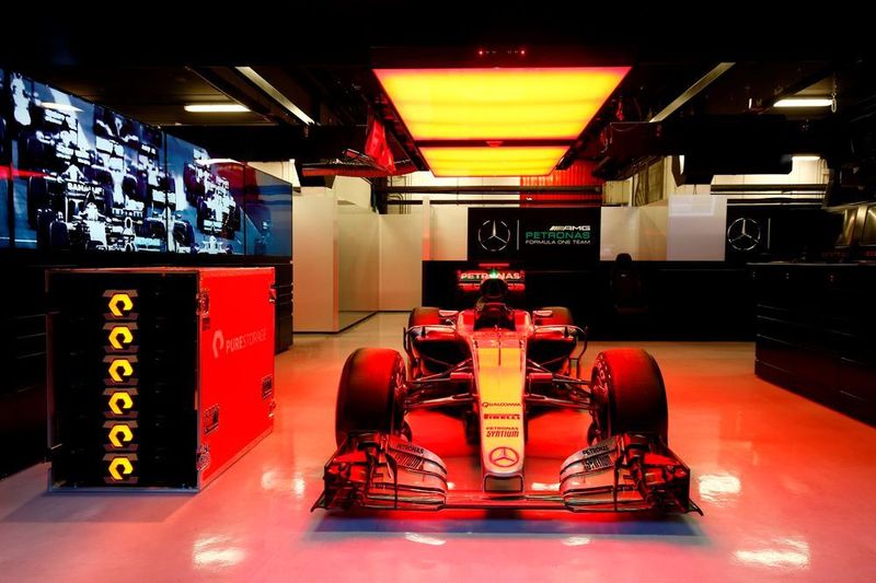 Im Wesentlichen stützt sich das IT-Team von Mercedes-AMG Petronas Motorsport auf der Rennstrecke auf zwei 24U-Server-Racks. Sie sind mit ein paar hundert Terabyte an Pure-Storage-Devices von Pure gekoppelt. (Pure Storage)