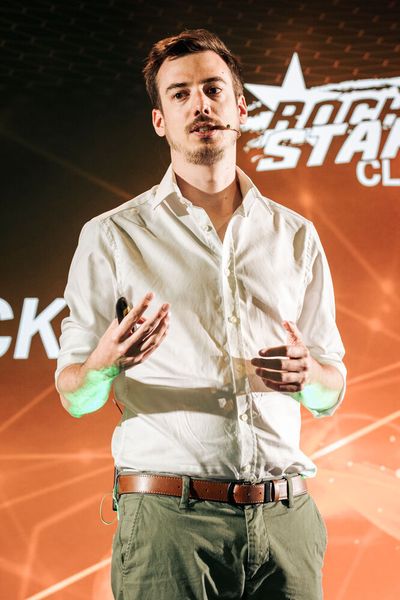 (Fast) Heimspiel: Michael Frembs (Bild) von der Stadtwerke München stellte zusammen mit seinem Kollegen Dr. Maximilian Pohl den Einsatz Cloud nativer Technologien und künstlicher Intelligenz dar. Weitere Bilder im Rückblick der Vogel-IT-Akademie. (Bild: berndrottmann.com)