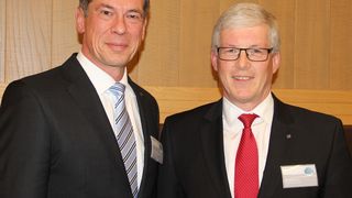 Erwarten steigenden Roboterabsatz: Manfred Stern (re.), President und COO der Yaskawa Europe GmbH, und Bruno Schnekenburger, President und Division Director der Robotics Division. (Bild: Kroh)