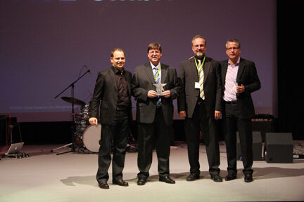 Rüdiger Wölfl von Cisco mit Bernd Nonnenmacher und Stefan Franz von ACE, die den Services Partner Award entgegennahmen. (Archiv: Vogel Business Media)