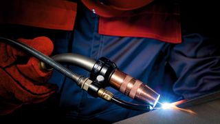 Der Velo-Draht „schiebt“ den Brenner entlang der Naht und sorgt für eine konstante Schweißgeschwindigkeit sowie einen gleichbleibenden Abstand zwischen Kontaktrohr und Werkstück. Das sichert die Qualität und entlastet die Schweißfachkraft. (Bild: Fronius)