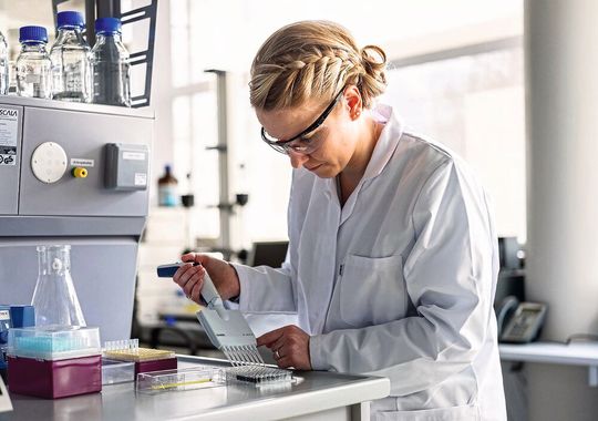 Bestimmung der enzymatischen Aktivität eines biofunktionalisierten Kunststoffes.(Bild:  Fraunhofer IAP)