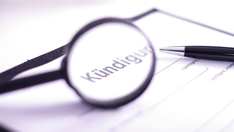 Muss ein Unternehmen Mitarbeiter kündigen, kann der Arbeitgeber die Betroffenen dennoch unterstützen. Doch auch die verbliebenen Mitarbeiter müssen nach der Kündigungswelle entsprechend betreut werden, um das Vertrauen wieder herzustellen. (Bild:  Wellnhofer Designs - stock.adobe.com)